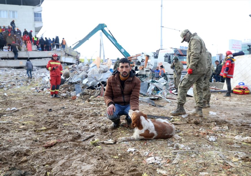 Mladić i pas pomažu u spasavanju ljudi u Turskoj
