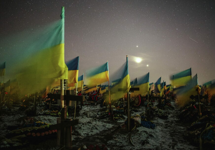 zastave Ukrajine na vojničkom groblju u Harkovu
