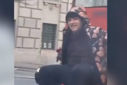 Šta raditi kada nema mjesta u tramvaju: Ovaj muškarac je smislio način kako da se preveze (VIDEO)
