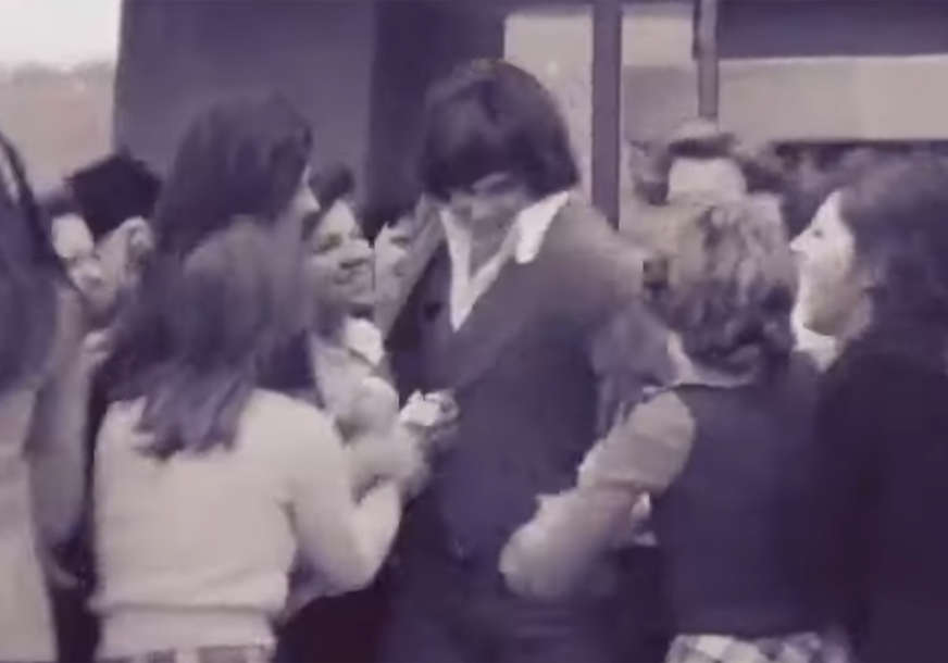Zdravko Čolić okružen ženama u spotu "Dome moj"