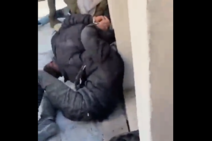 UHVAĆENI NA DJELU Lopovi poslije zemljotresa kradu "crkavicu", policija ih brutalno kažnjava na koljenim (VIDEO)