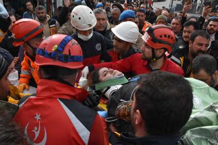 "Kuća se odjednom srušila" Otac i kćerka spaseni nakon novog zemljotresa koji je pogodio Tursku (FOTO)
