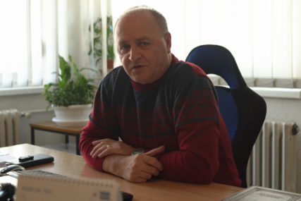 Zoran Uletilović sjedi za radnim stolom