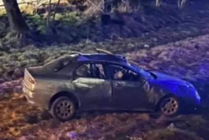 AUTO SLETIO S MOSTA Vatrogasci sjekli vozilo da izvuku povrijeđene, među njima i djeca (FOTO, VIDEO)