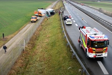 Detalji strašne nesreće: U prevrtanju autobusa poginule 2 žene i muškarac, 3 teško povrijeđeno (VIDEO)