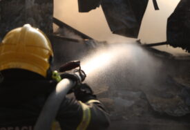 Teško povrijeđen radnik (51): Izbio požar u pogonu drvne industrije