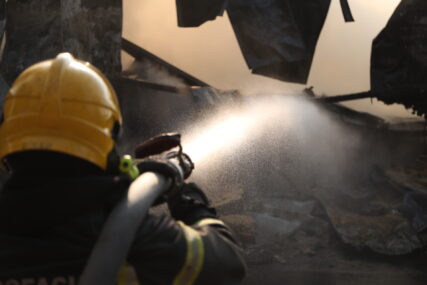 (FOTO) Veliki požar na deponiji: U Mostaru izgorjela dva kamiona