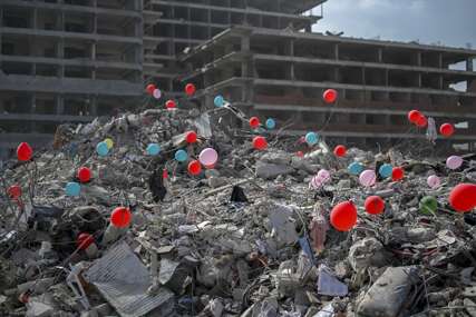 BALONI NA RUŠEVINAMA VRTIĆA Počast za djecu poginulu u zemljotresu u Hataju (FOTO)