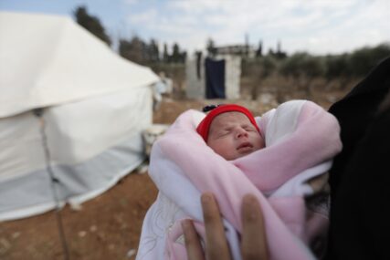 DOBILA IME AFRA, PO MAMI Beba rođena pod ruševinama u Siriji stigla u dom rođaka (FOTO)