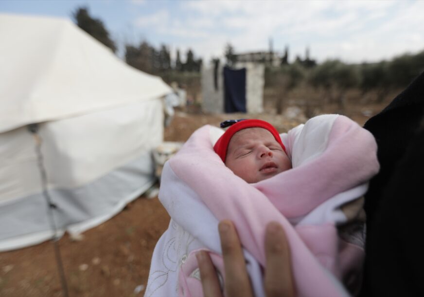  Beba Afra rođena pod ruševinama u Siriji