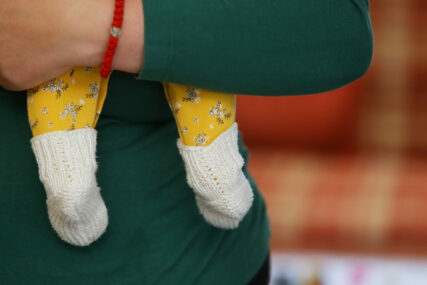 (FOTO) Sve bebe vole osjećaj slobode: Da li ste se ikada pitali koji razlog zašto bebe skidaju čarape