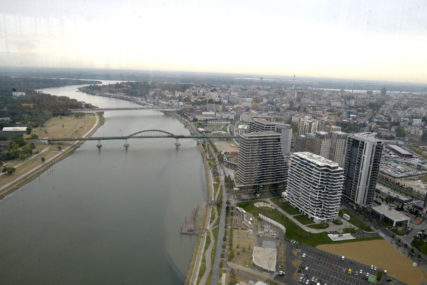 Pogled sa kule na Beograd na vodi