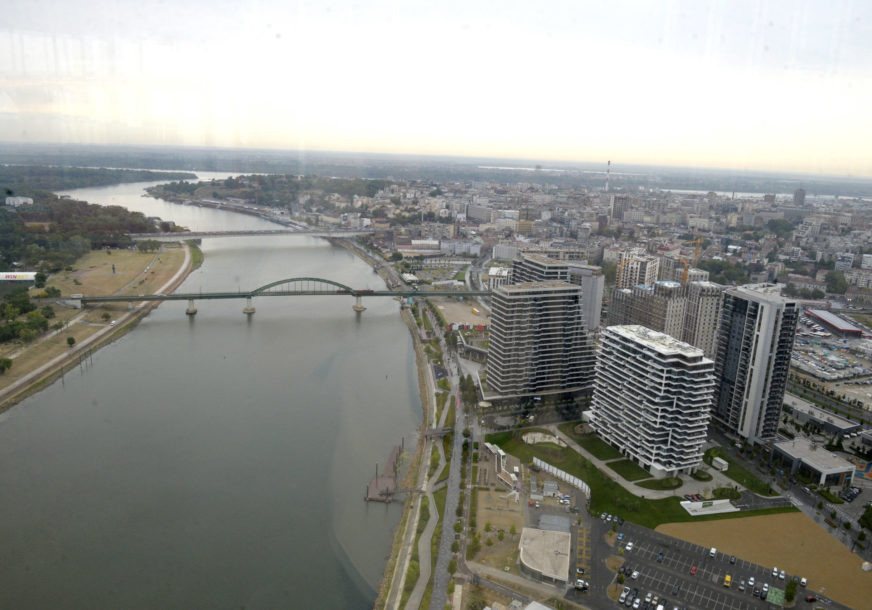 Pogled sa kule na Beograd na vodi