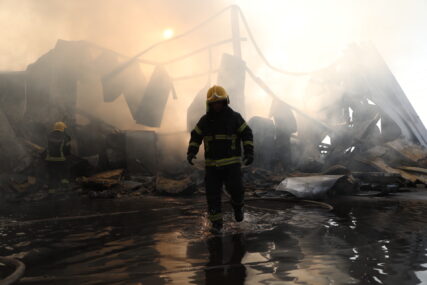 Intervenisalo 6 vatrogasaca: U požaru kod Šapca stradala jedna osoba