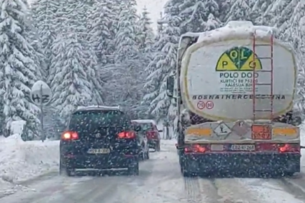 Šoferski hljeb je najteži: Snijeg u pojedinim dijelovima BiH slabo očišćen, cisterna zaglavila kod Olova (VIDEO)