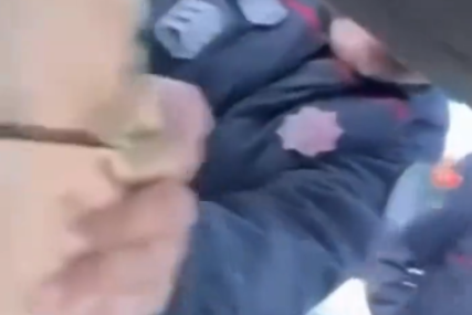 ŠOKANTNI SNIMCI POLICIJSKE BRUTALNOSTI Crnogorski policajac grabi za lice albanskog državljanina (VIDEO)