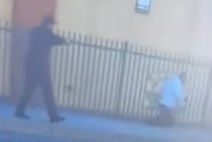 Policajci ubili crnca sa amputiranim nogama: Navodno je nekog čovjeka izbo nožem, pa krenuo da bježi (UZNEMIRUJUĆI VIDEO)