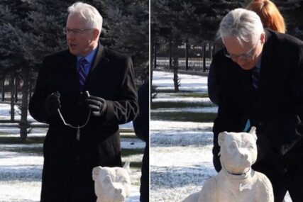 Skulptura psa Tedija u dvorištu Ambasade SAD u BiH
