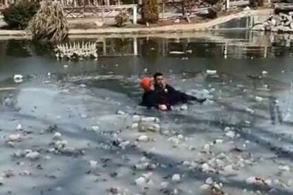 ZBOG IGRAČKE ZAMALO TRAGEDIJA Djevojčica (8) preživjela potres, pa upala u zaleđeno jezero (VIDEO)