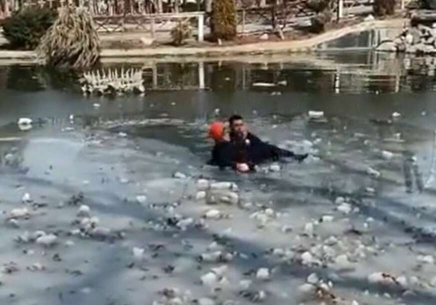ZBOG IGRAČKE ZAMALO TRAGEDIJA Djevojčica (8) preživjela potres, pa upala u zaleđeno jezero (VIDEO)