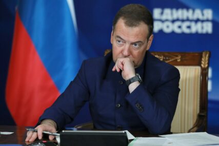 Medvedev “zarežao” na Vašington: Moskva će se braniti svim oružjem, UKLJUČUJUĆI I NUKLEARNO