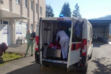 BEBI SE ŽURILO Porođaj počeo na putu do bolnice, a završen u čelinačkom Domu zdravlja (FOTO)