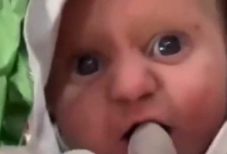 DUŠA MALENA Izvadio bebu iz ruševina, ona počela da sisa njegov prst (VIDEO)