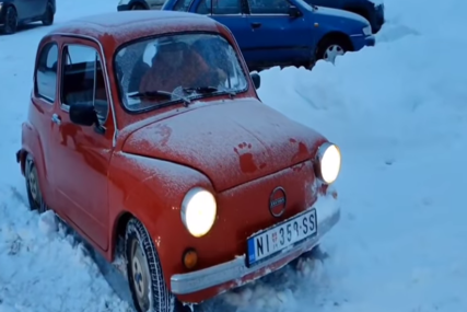 LJUTA MAŠINA Jovan sa svojim fićom ide i kroz smetove snijega, automobil se ni nakon 45 godina ne predaje (VIDEO)