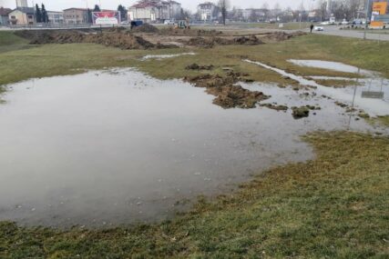GRADIŠKA BEZ VODE Oštećen glavni cjevovod, normalizacija stanja za oko 60 minuta (FOTO)