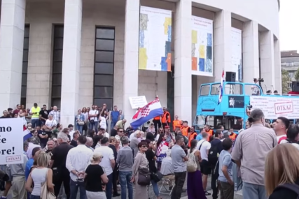 Zagrepčanin kažnjen zbog narušavanja javnog reda i mira: Na prošlogodišnjem protestu bacio jaje na zgradu HDZ (VIDEO)