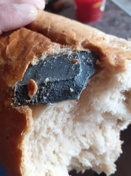 Kupio hljeb, a onda u njemu pronašao komad gume
