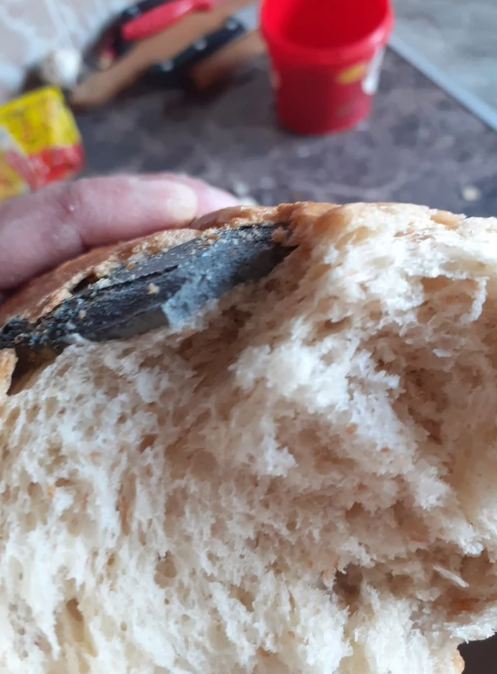 Kupio hljeb, a onda u njemu pronašao komad gume