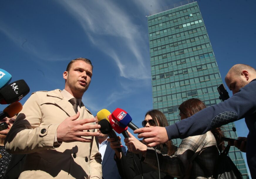Draško Stanivuković ispred Vlade RS