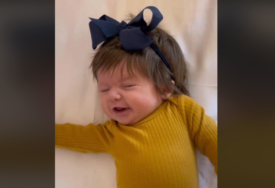 Prava lutkica: Beba ima toliko kose da je svi primijete (VIDEO)