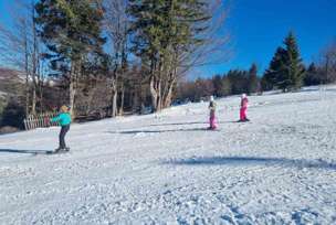 Djeca skijaju u Kneževu