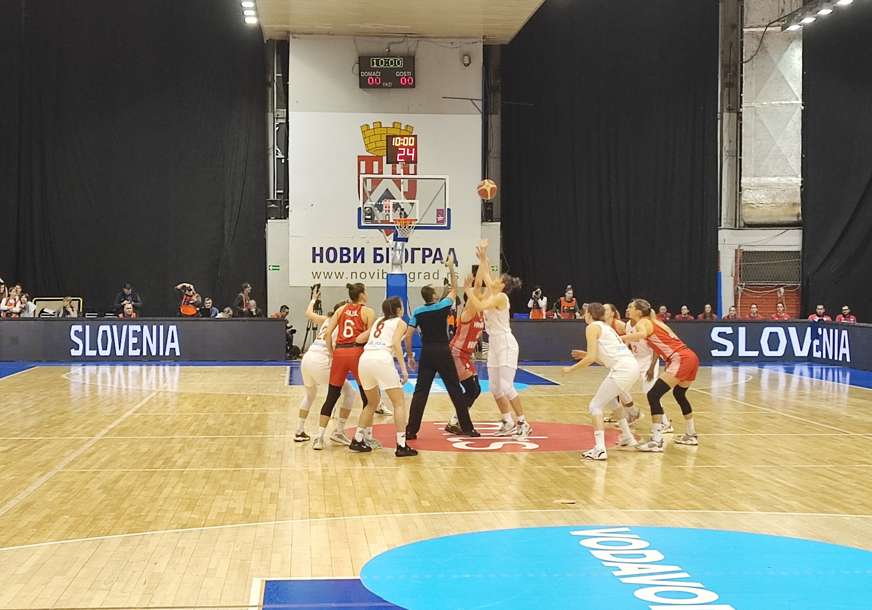 Košarkašice Srbije i Hrvatske na početku meča