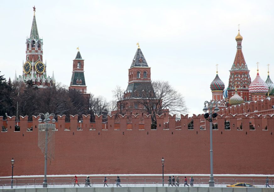Ljudi šetaju pored Kremlja 