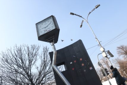 krivi sat na trgu krajine u bl kao spomenik na zemljotres 1969