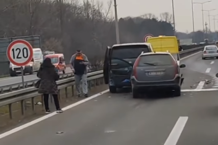LANČANI SUDAR NA AUTO-PUTU Tri vozila se zakucala jedan u drugi u najbržoj traci (VIDEO)