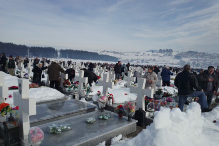 Ne zaboravljaju svoje najmilije: Spomen-groblje Mali Zejtinlik posjetio veliki broj ljudi