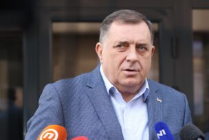 Milorad Dodik se upisuje u knjigu žalosti u konzulatu Turske