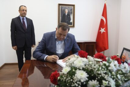 “Svijet se može ujediniti u humanosti” Dodik se upisao u knjigu žalosti povodom tragedije u Turskoj (FOTO)