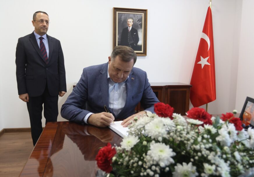Milorad Dodik se upisuje u knjigu žalosti u konzulatu Turske