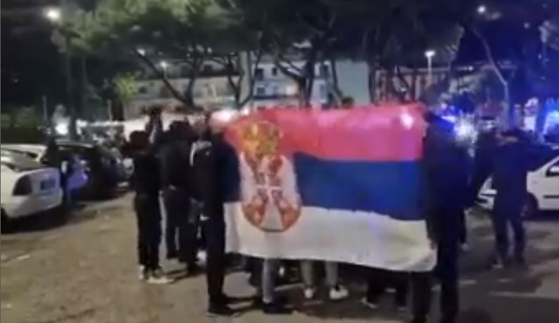 Navijači Napolija sa zastavom Srbije