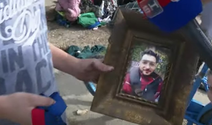 Dječak iz Bijeljine drži sliku preminulog oca