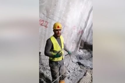 Radnik pjeva u tunelu u BiH