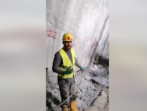 Radnik pjeva u tunelu u BiH