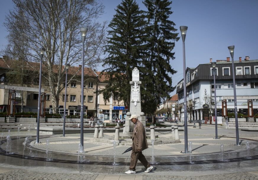 Penzioner &scaron;eta centrom Požege