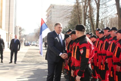 “POMOZ’ BOG JUNACI” Dodik ispred Palate Republike pozdravio 30 hrabrih spasilaca iz Turske (FOTO)