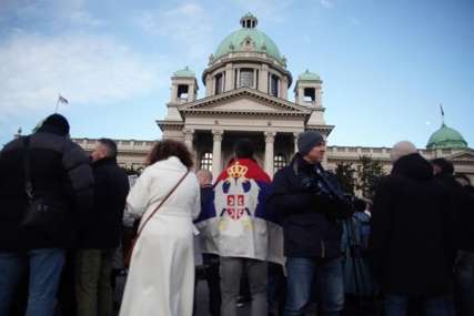 Protest ispred Skupštine Srbije "Ne smije se prihvatiti evropski ili bilo koji sličan prijedlog za Kosovo" (VIDEO)